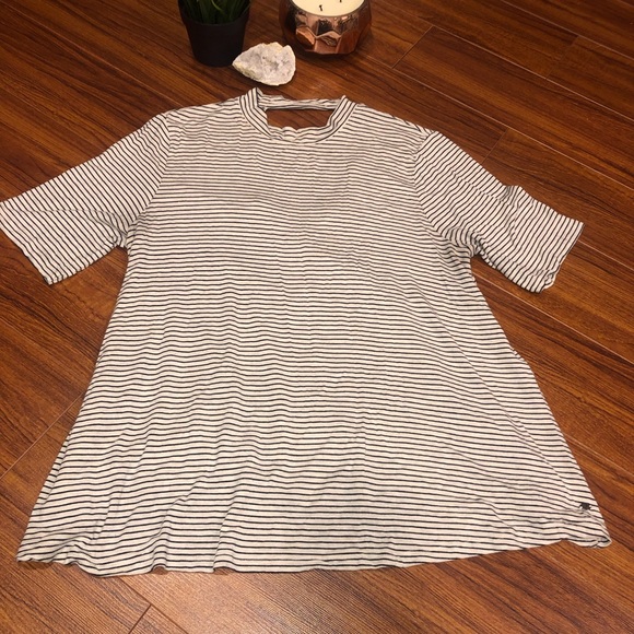 ✨2/$30 ✨ AEO MOCK NECK STRIPED SHORT SLEEVE TOP✨ - Picture 2 of 3